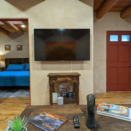 Magical Santa Fe Stay, Minutes From Town Square, Sleeps 4, Includes Free Parking And Outdoor Hot Tub! Exteriör bild