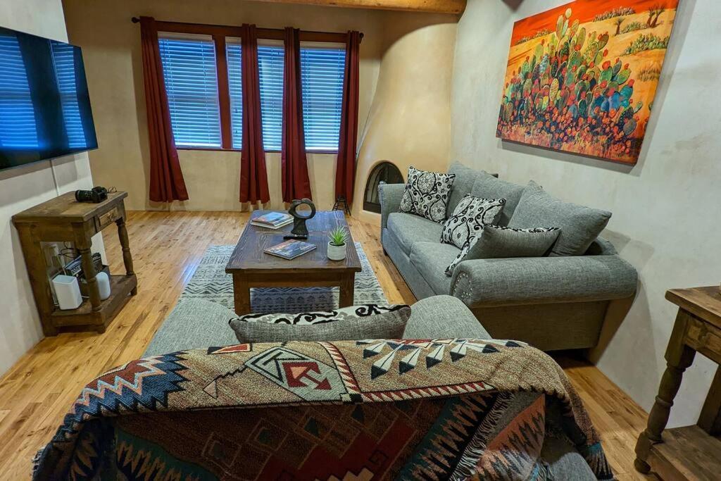 Magical Santa Fe Stay, Minutes From Town Square, Sleeps 4, Includes Free Parking And Outdoor Hot Tub! Exteriör bild