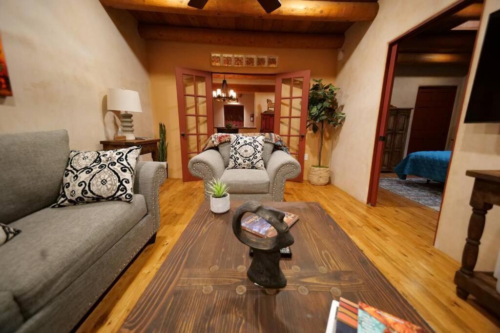 Magical Santa Fe Stay, Minutes From Town Square, Sleeps 4, Includes Free Parking And Outdoor Hot Tub! Exteriör bild