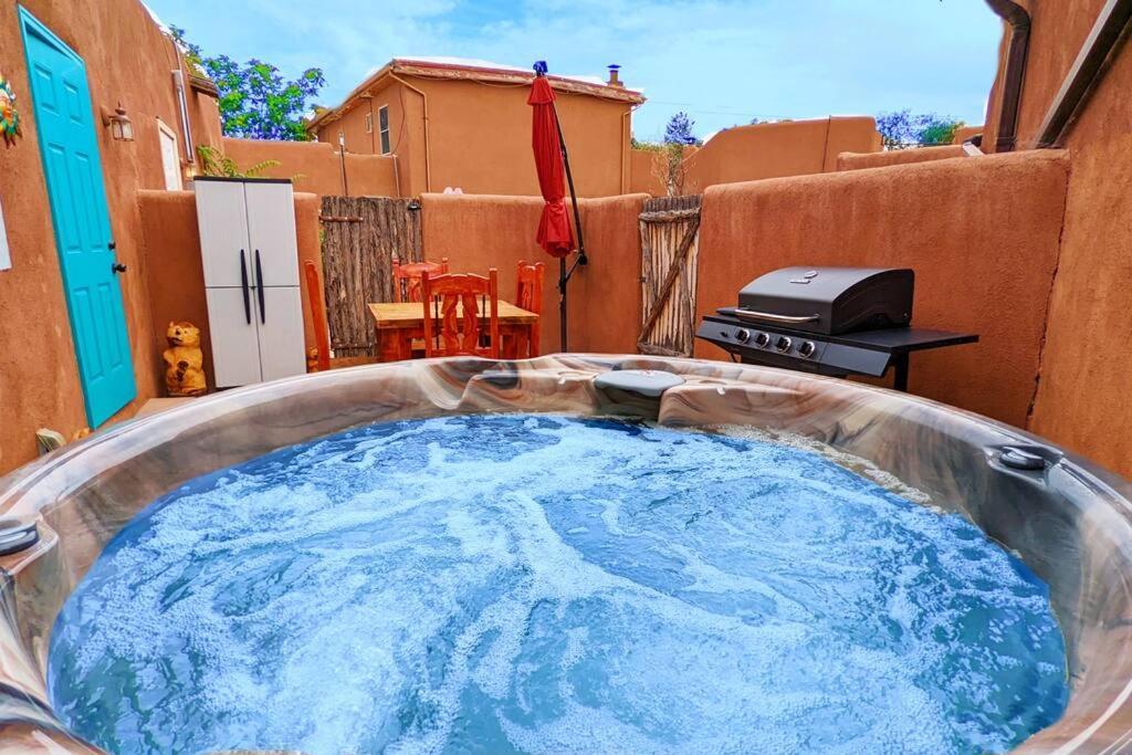 Magical Santa Fe Stay, Minutes From Town Square, Sleeps 4, Includes Free Parking And Outdoor Hot Tub! Exteriör bild