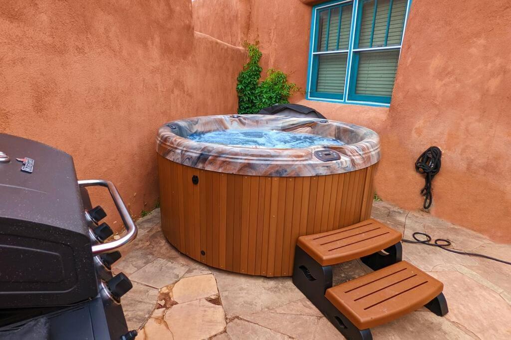 Magical Santa Fe Stay, Minutes From Town Square, Sleeps 4, Includes Free Parking And Outdoor Hot Tub! Exteriör bild