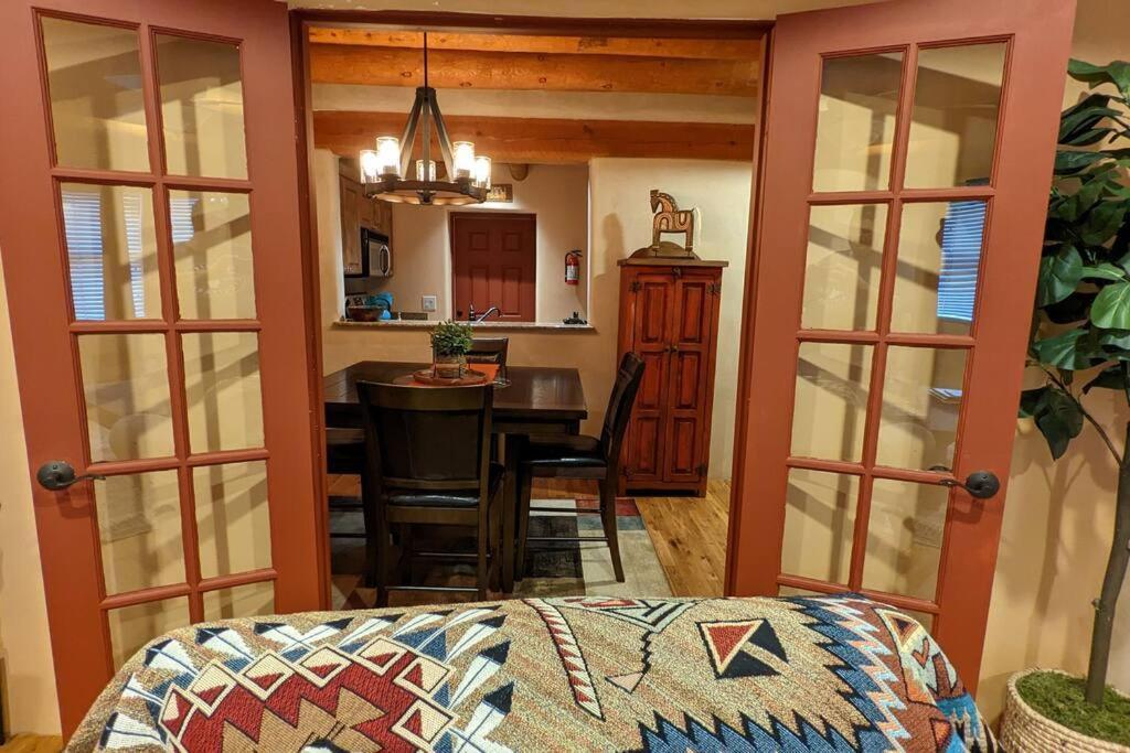 Magical Santa Fe Stay, Minutes From Town Square, Sleeps 4, Includes Free Parking And Outdoor Hot Tub! Exteriör bild