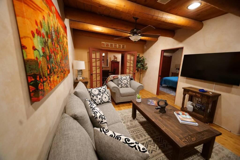 Magical Santa Fe Stay, Minutes From Town Square, Sleeps 4, Includes Free Parking And Outdoor Hot Tub! Exteriör bild