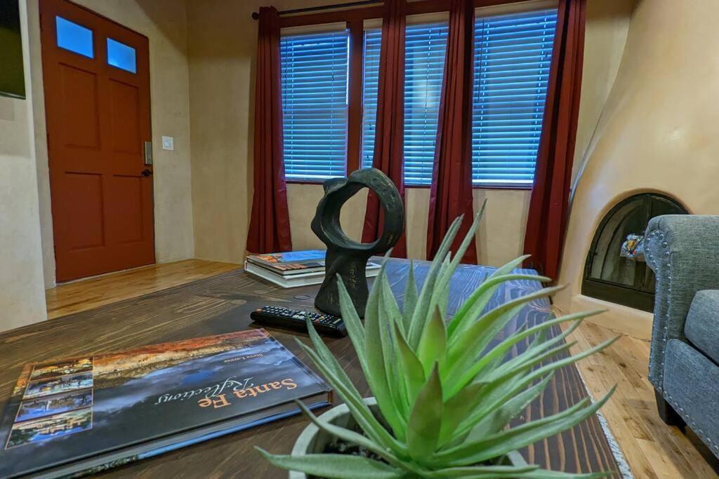 Magical Santa Fe Stay, Minutes From Town Square, Sleeps 4, Includes Free Parking And Outdoor Hot Tub! Exteriör bild