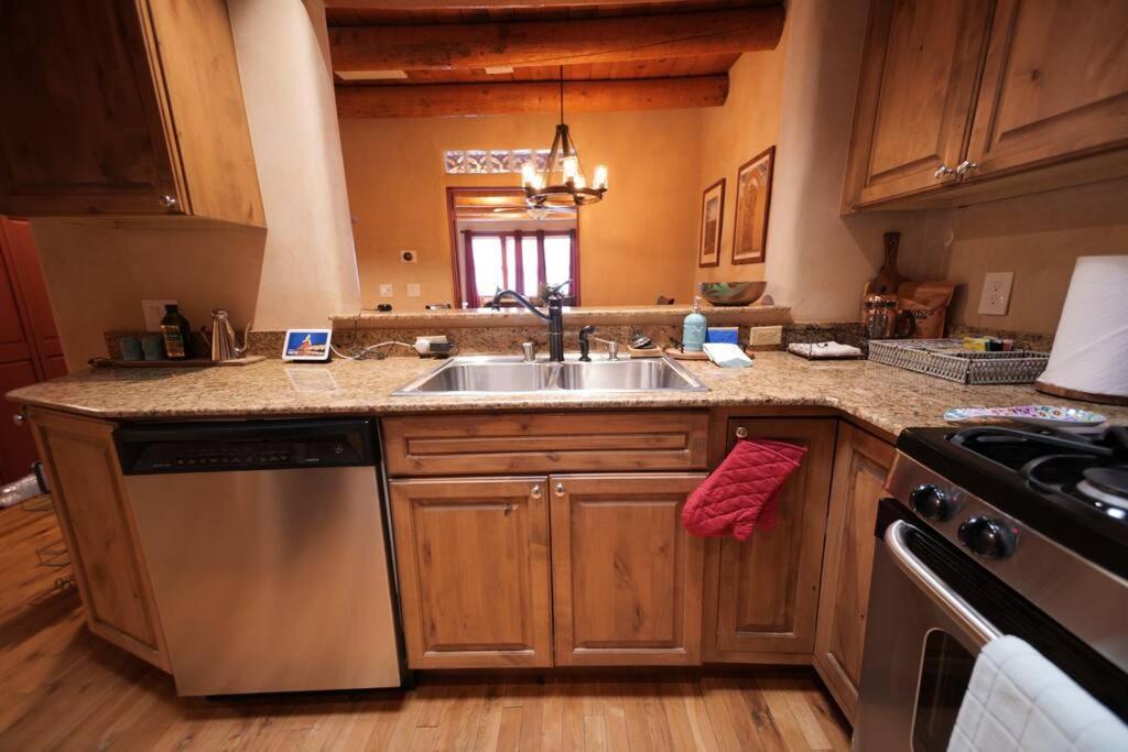 Magical Santa Fe Stay, Minutes From Town Square, Sleeps 4, Includes Free Parking And Outdoor Hot Tub! Exteriör bild