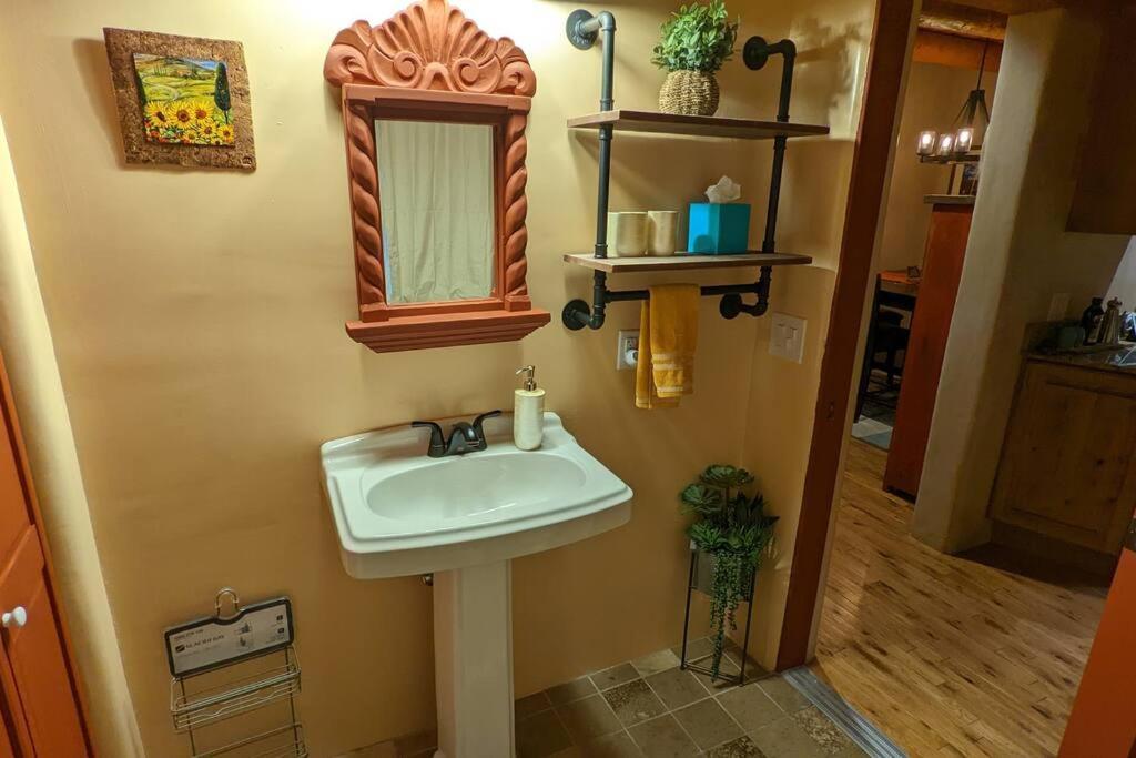 Magical Santa Fe Stay, Minutes From Town Square, Sleeps 4, Includes Free Parking And Outdoor Hot Tub! Exteriör bild