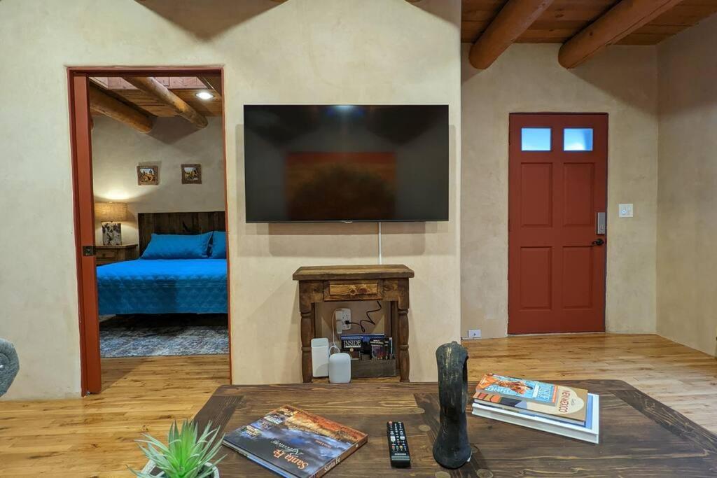 Magical Santa Fe Stay, Minutes From Town Square, Sleeps 4, Includes Free Parking And Outdoor Hot Tub! Exteriör bild