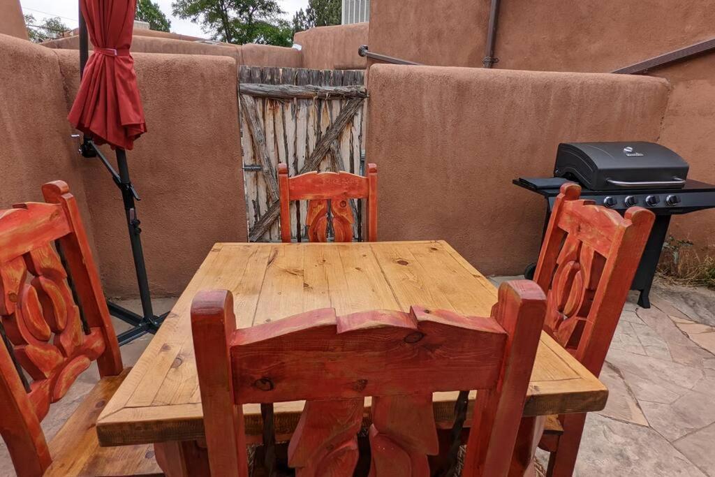 Magical Santa Fe Stay, Minutes From Town Square, Sleeps 4, Includes Free Parking And Outdoor Hot Tub! Exteriör bild