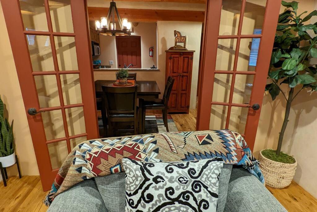 Magical Santa Fe Stay, Minutes From Town Square, Sleeps 4, Includes Free Parking And Outdoor Hot Tub! Exteriör bild