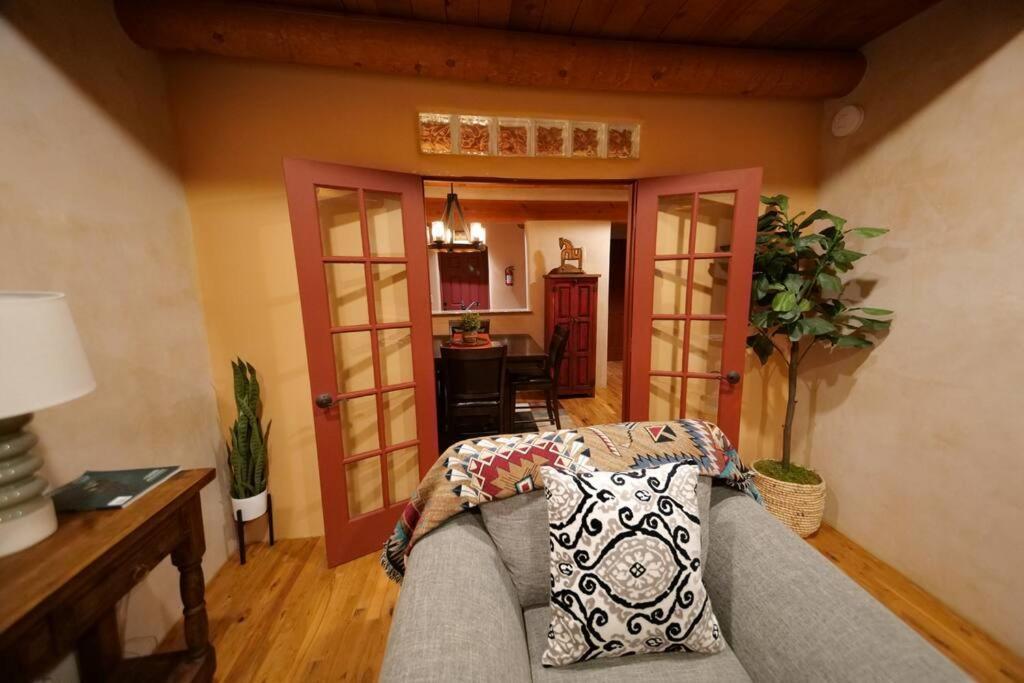 Magical Santa Fe Stay, Minutes From Town Square, Sleeps 4, Includes Free Parking And Outdoor Hot Tub! Exteriör bild