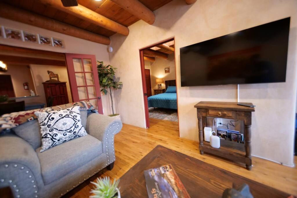 Magical Santa Fe Stay, Minutes From Town Square, Sleeps 4, Includes Free Parking And Outdoor Hot Tub! Exteriör bild