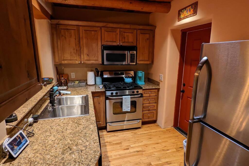 Magical Santa Fe Stay, Minutes From Town Square, Sleeps 4, Includes Free Parking And Outdoor Hot Tub! Exteriör bild