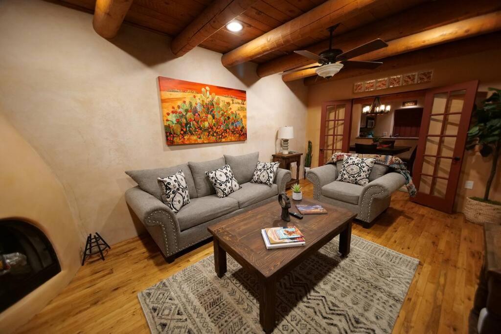 Magical Santa Fe Stay, Minutes From Town Square, Sleeps 4, Includes Free Parking And Outdoor Hot Tub! Exteriör bild